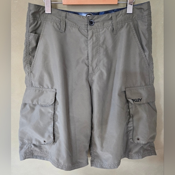 Oakley | Men's Kaki Cargo Shorts, Size 32 - Picture 1 of 6